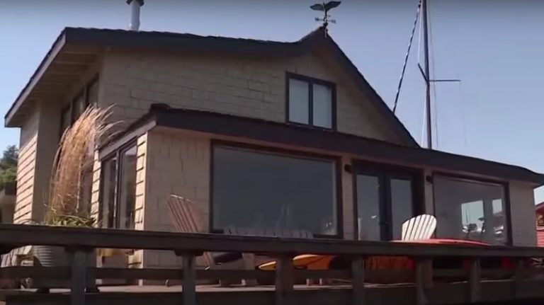 Here's Where to Find the Sleepless in Seattle Houseboat